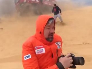 Çöl rallisinde görev yapan muhabirin ölüm anı!