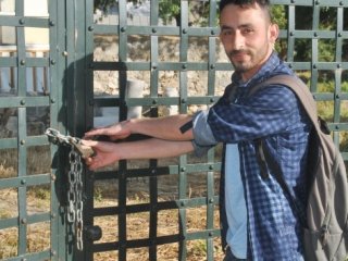 Eski bakanın açtığı tarihi cami kapatıldı