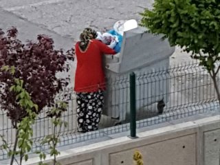 Arabası bebekten ekmeği çöpten