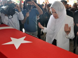 Akşener şehidin cenazesine katıldı