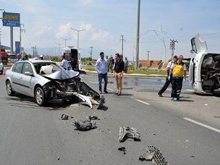 İzmir-Ankara yolunda kaza; 4 yaralı