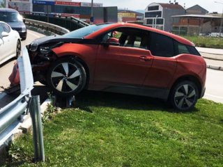 Yıldız futbolcu kaza geçirdi!