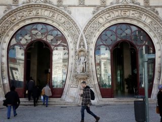 Şaşkın turist tarihi heykeli parçaladı