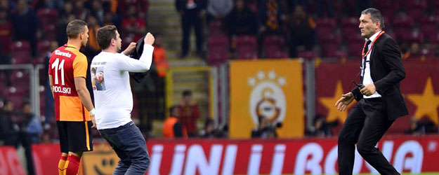 Derbide sahaya giren o taraftar konuştu!