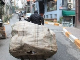 Suriyeli işadamı kağıt toplayarak geçiniyor