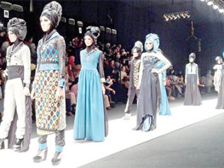 Tesettürün içini boşaltıp podyuma sürdüler