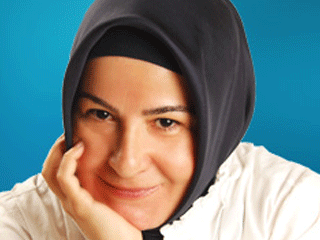 Hürriyet'in başörtülü yazarının sade düğün isyanı