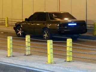 Köprü altına bırakılan araç tren seferlerini durdurdu