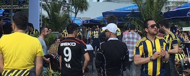 Beşiktaş taraftarından Fenerbahçe'ye destek!