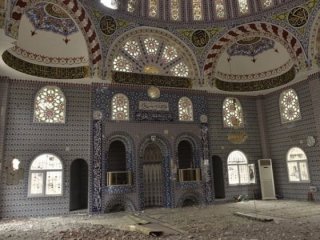 PKK'lı teröristler cami ve okulu yakıp yıktı!