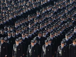 Yüzlercesinin rütbesi söküldü