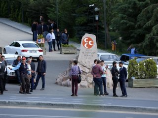 Ülkücüler Türkeş'in kabir girişini kapattı