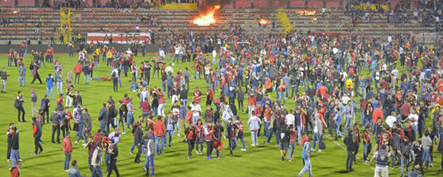 Eskişehirspor taraftarı stadı ateşi verdi!