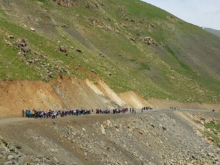 Hakkari’de gençlerden doğa yürüyüşü