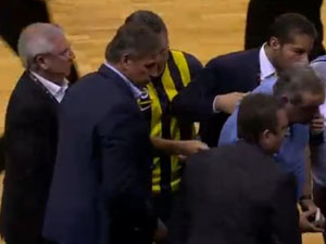 Aziz Yıldırım çıldırdı! Sahaya girdi..