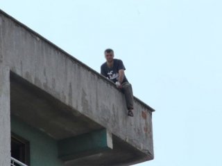 İntihara kalkışan genç kendini boşluğa bıraktı