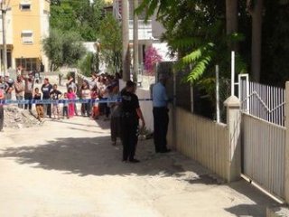 Annesinin başını vücudundan ayırdı