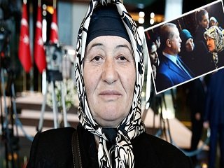 Yaşlı kadının elinde 'Allah' yazısı belirdi