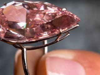 Pembe elmasa rekor fiyata satıldı