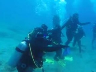 Dalgıçlar suyun altında horon oynadılar!