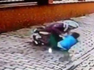 Acımasız kadın çocuğu böyle dövdü!