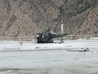Helikopter iniş sırasında yan yattı!