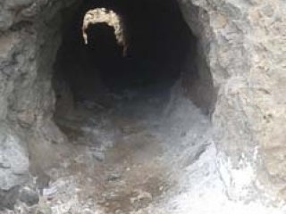 Hainler kayaları matkapla oymuş!