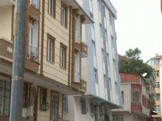 İstanbul'da boşaltılan bina çöktü!