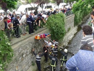 7 metre yükseklikten dereye atladı