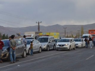 PKK'lı hainler yol kesip araçları ateşe verdi!