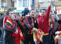 Brüksel sokakları sarı-kırmızı renklere büründü