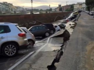 Yol çöktü, araçlar çukura düştü