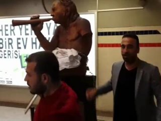 Kocaoğlu'na kızdı, çıplak heykeli parçaladı