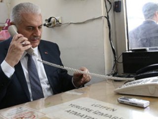 Binali Yıldırım taksi durağında çalan telefonu açtı