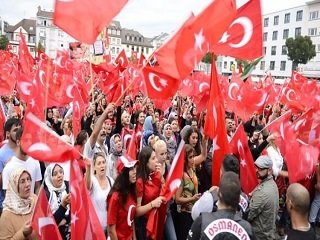 Türkler Almanya'da ayaklanıyor!