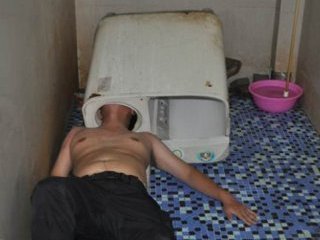 Kafasını çamaşır makinesine sıkıştırdı
