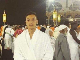 Mesut Özil'e 'Umre' saldırısı!