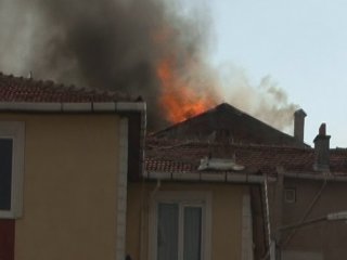 Yıldırım düşen evin çatısı alev aldı