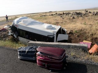 Minibüs devrildi:6 ölü, 4 yaralı