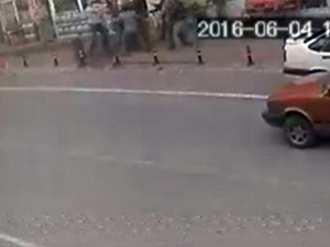 Balkondan düşen çocuğu havada yakaladı!