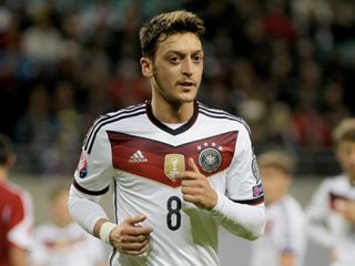 Milli Marşı okumayan Özil'e şok tepki!