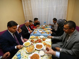 Başbakan gecekonduda iftar sofrasına konuk oldu