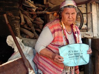 Kümese sakladığı altınlarını çalan kızı çıktı