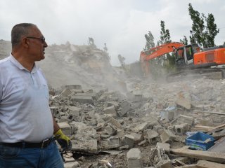 Yüksekova'da binaların yıkımına başladı