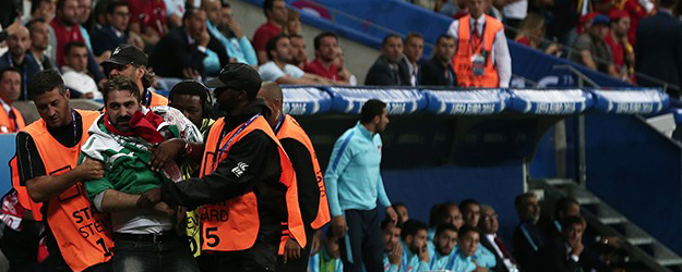 İspanya maçında Fatih Terim'e saldırı