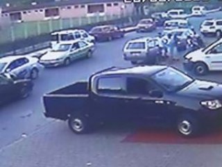 Tartıştığı polisi otomobilinin üzerine alıp metrelerce sürükledi