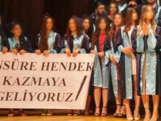 Öğrenciler Ege Üniversitesi'nde 'hendek' pankartı açtı!