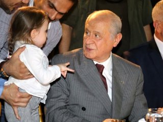 Küçük kız Bahçeli'ye öyle bir hareket yaptı ki..