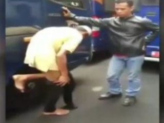 Görevlileri karşısında görünce bacağı ’çıktı’