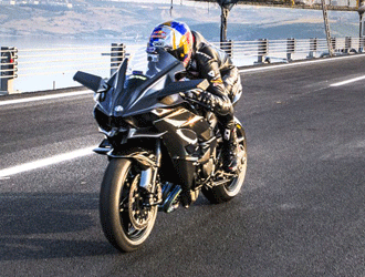 Sofuoğlu köprüde adeta uçtu